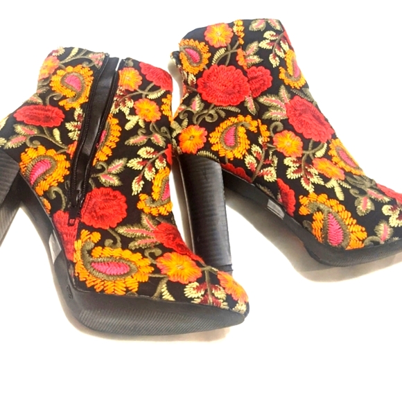 Wild Diva Floral Embroidered Heel Boots - Picture 3 of 10